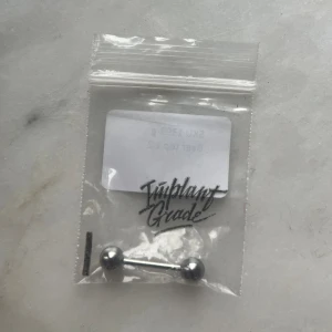 Oanvänd piercing  - Oanvänd piercing, 14 mm. Köpte fel storlek därav oanvänd.  