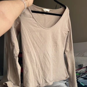 Beige långärmad tröja - Jättefin och användbar beige tröja. Storlek M från H&M. 