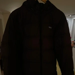 Patagonia jacka - Svart Patagonia puff-jacka, den är otroligt varm, denne byggd för kalla klimat men samtidigt väldigt smidig och stilig. Ett superbra märke. Har haft några gånger den här vintern bara så är knappt använd. Skick 10/10