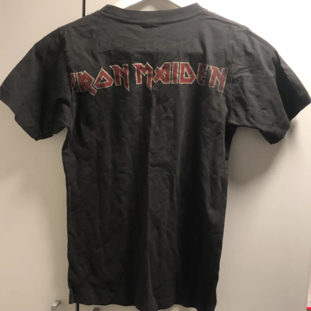 En tshirt med Iron Maiden tryck bak och fram. Köpt secondhand så jag vet inte var den kommer ifrån. . T-shirts.