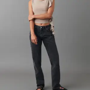 Så fina lågmidjade raka jeans från Gina Tricot som tyvärr är för korta för mig. Väldigt bra skick och inte använda så mycket. Köpta för 500 kr. De är storlek 34 i petite, så alltså kortare än vanlig 34. 