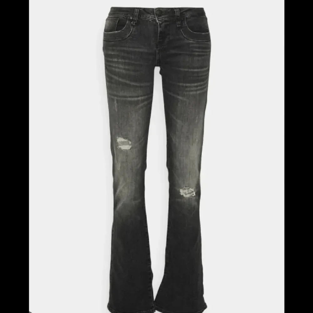 Jätte snygga, populära jeans! Säljer pga brist på användning❤️nypris på Zalando 705kr, slutsåld på Zalando!. Jeans & Byxor.