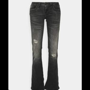 Jätte snygga, populära jeans! Säljer pga brist på användning❤️nypris på Zalando 705kr, slutsåld på Zalando!