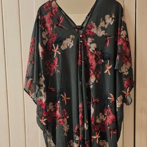 Starndklänning  - Strandklänning i storlek one size. Använd max 3 gånger. Köpt på Change. Är i väldigt gott skick.  Nypris:800kr