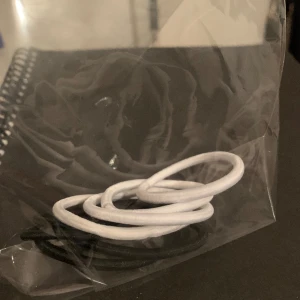 Hårsnoddar  - Hårsnoddar, 4 vita och 4 svarta. Såklart är dom aldrig använda. 