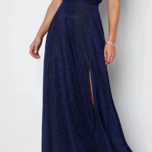 Glitter wrap maxi dress - Använd en gång, fint skick. Storlek medium. Finns mer bilder att se  på bubbleroom 