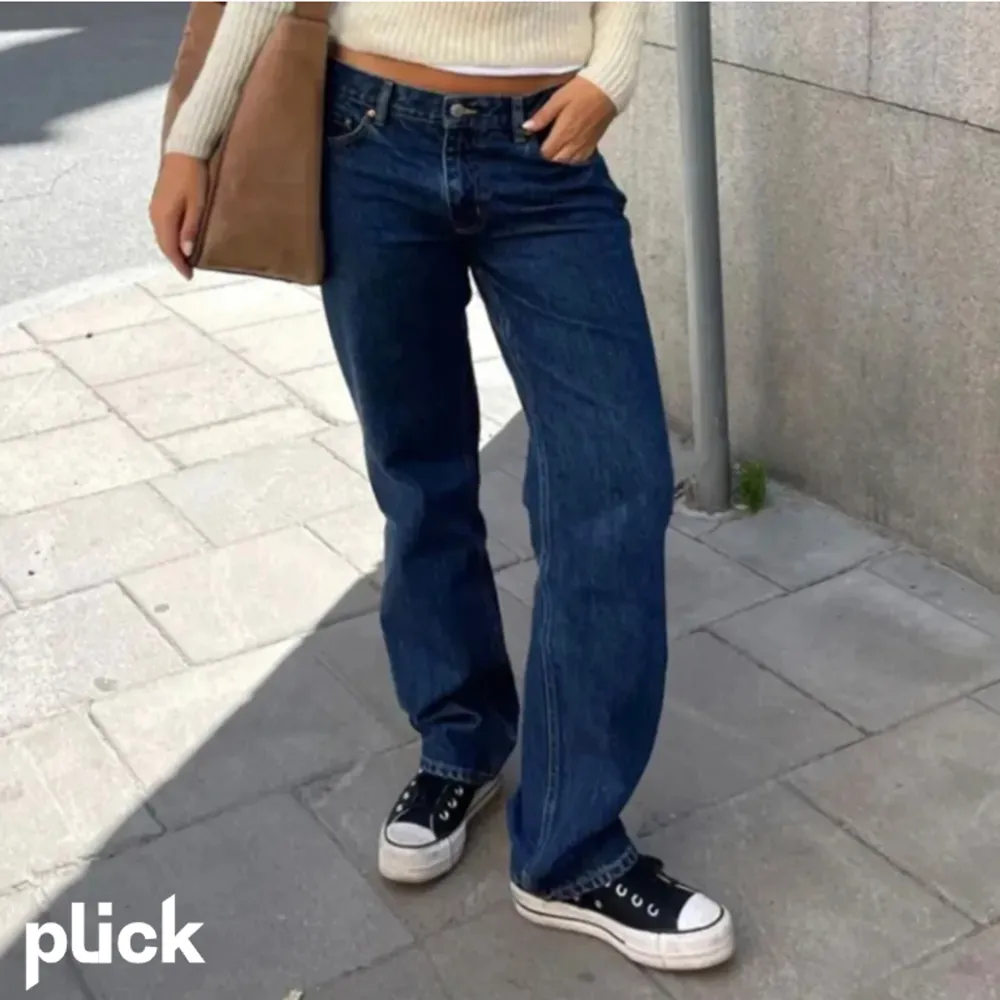 Säljer nu dessa jeans från Gina Tricot då jag tycker dom var lite stora på mig! Använda fåtal gånger! Skriv privat för egna bilder☺️. Jeans & Byxor.