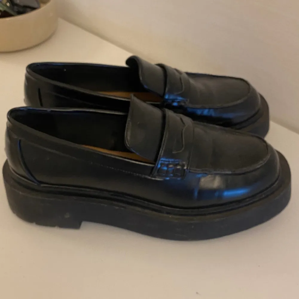 Hej! Säljer dessa loafers, köpt på vinted. . Skor.