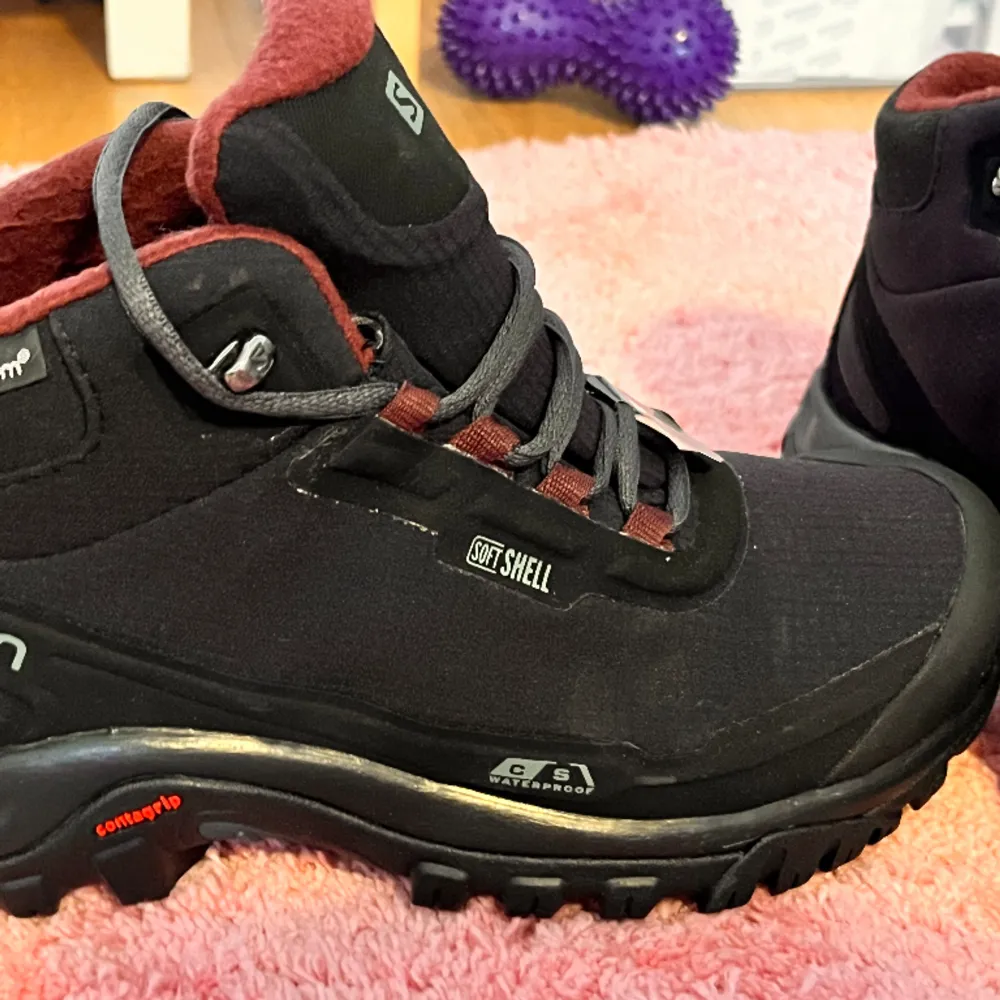 New Salomon boots winter and spring. Water resistant and good soul.  . Skor.