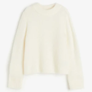 Mohair Vit Stickad - Säljer min super fina mohair stickade tröja från H&M då den var för lik andra tröjor jag har 💞 Väldigt lite använd, perfekt till en jeanskjol eller liknande nu mot våren🌸