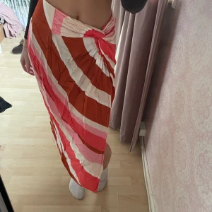 Kjol - Så fin kjol från Mango. Helt nytt skick med lapp på. Perfekt som cover-up med en bikini. Storlek S. Frakt tillkommer. 💖