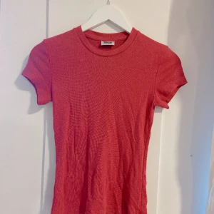 💗 glitrtrig barbie rosa weekday top 💗 - säljer barbie rosa tshirt från weekday, st. XS. supersnygg, som ny! 🥰 ✨ SKA FLYTTA UTOMLANDS SÅ ALLT MÅSTE BORT INNAN 17 MARS ✨ annars slängs det på tippen 🥲 