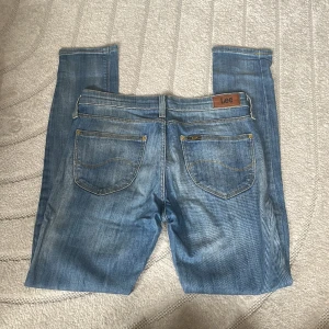 Lee jeans Scarlett - Ett par av mina absoluta favoritjeans! Har tyvärr växt ur dem ny. Dem är välanvända och säljes i begagnat använt skick, därav det låga priset!