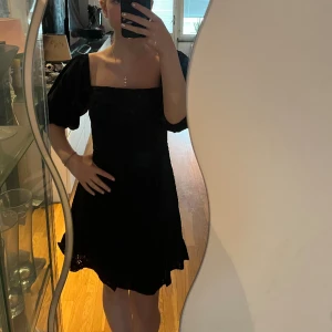 Klänning - Söt sommarklänning i brodyr. Använder aldrig men är jättefin. Passar till många tillfällen och har inga brister