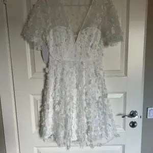 Säljer den populära klänningen från bubbelroom , i storlek 34. Passar perfekt nu till studenten😍 Den är aldrig använd &  prislappen sitter kvar!💌 