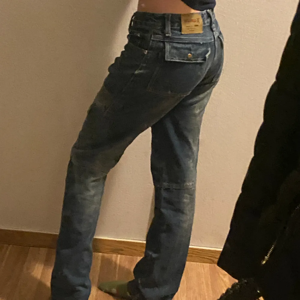 Jätte snygga jeans med detaljer på framsidan och snygga fickor på baksidan. Storlek S tror jag men kom privat för mått! 💕. Jeans & Byxor.