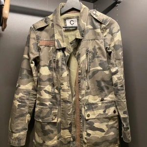 Militärjacka  - Supersnygg militär jacka i jeans från Cubus. Storlek 36/S
