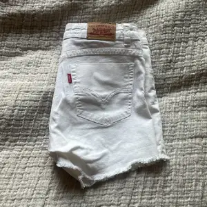 Säljer dessa Levis jeans shorts, typ aldorg använda💗💗 Storlek 16 sitter som en xs/32 typ💗