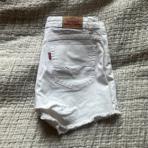 Levis jeans shorts  - Säljer dessa Levis jeans shorts, typ aldorg använda💗💗 Storlek 16 sitter som en xs/32 typ💗