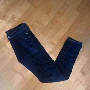 Nya replay jeans, mörkblåa Inte använda  Riktigt snygg färg Pris kan diskuteras