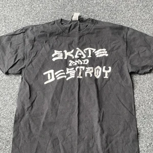Skate and destroy thrasher t shirt - Välanvänt skick, köparen står för frakt och kan samfrakta 😌