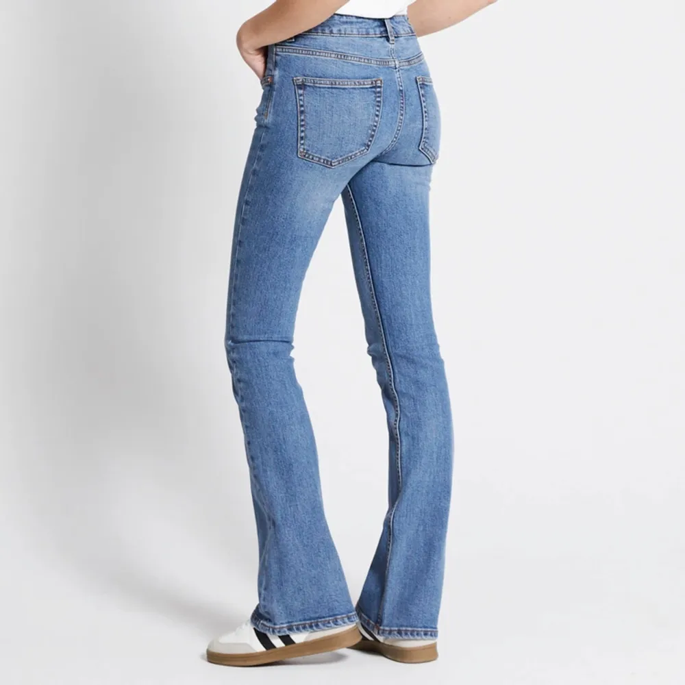 Säljer mina lågmidjade bootcut jeans från lager 157, inga defekter. Uppsydda längst nere ca 3/4 cm. Köpta för 400. . Jeans & Byxor.