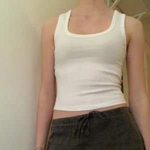 Vitt linne - Säljer detta fina vita linne som jag inte får användning för. Har bara använt den en gång så den är i nyskick! Skriv vid frågor!!