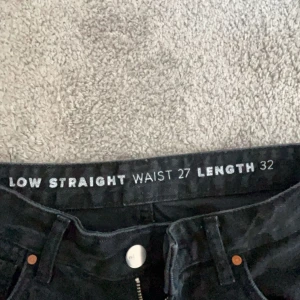 Svarta straight Jeans från bikbok ❤️ - Dom sitter straight och sitter super bra på mig som är 160! säljer pga dom inte kommer till användning❤️ vill ni se bild hur dom sitter på så skriv. Köpta för 700kr