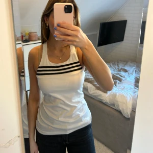 Träningslinne - Linne från adidas med insydd bh. Bra skick 