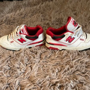 New Balance 550 - Säljer mina newbalance550 röda pga för små, skick 8,5/10, använda fåtal gånger, storlek 46,5. Kan mötas upp i Tyresö vid köp. Obs, lådan är borta till skorna. 