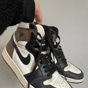 Jordan 1 Retro High Mocha - Okej skick men ska det ut bättre efter rengöring. Jag har använt de några gånger och vill sälja de eftersom de sitter på min hylla för långa.