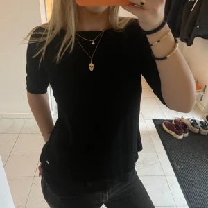 T shirt med spets - Så fin stickad t shirt med spets fram i nedrekanten och spets  i ryggen🙏🏼 helt oanvänd! Kan gå ner i pris vid snabb affär!