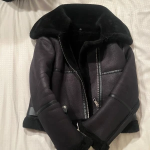 Läderjacka  - Säljer min favoritjacka för 350kr då den tyvärr blivit för liten! Använt sparsamt !jätte fin nu på våren 🖤