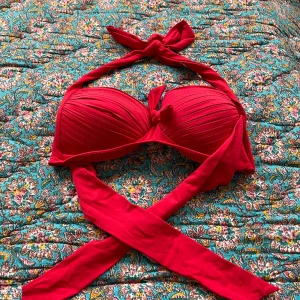Bikiniöverdel  - Bikiniöverdel  Osäker på storleken  L-XL?   Vinröd  Super fint skick 💗Som ny! 
