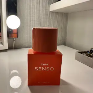 Säljer senso parfymen från Caia då den inte kommer till användning. Använt fåtal sprut, så den är som ny. Nypris 595kr