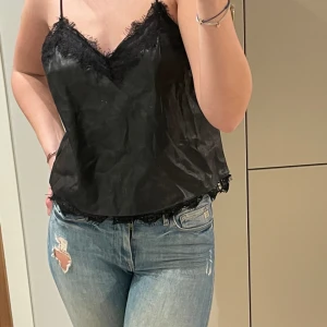 Svart läderlinne - Linne av läderliknande material med lite spets i kanterna