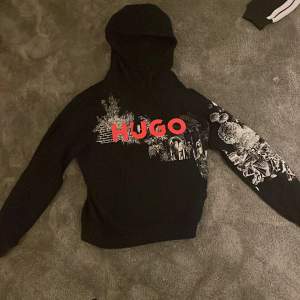 Hugo boss hoodie köpt på Urban modern storlek xs men är som en S eller M köpt för 1700 andvänd fåtal gånger 