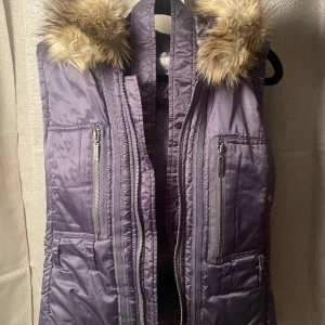 Väst  - Supercool väst med avtagbar päls och ett band