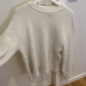 Vit stickad tröja - Jättefin stickad tröja, säljer då jag inte använder den 🤍 Den är i jättefint skick och är lite knottrig men inte mycket alls och de är inget man lägger märke till vid användning 🙌🏼 nypris - 300