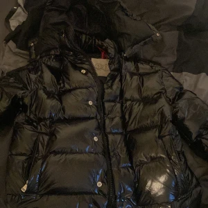 Monclear Maya - Monclear Maya jacka i fint skick.  Om du har några frågor så är det bara att skriva mvh Isaac. 