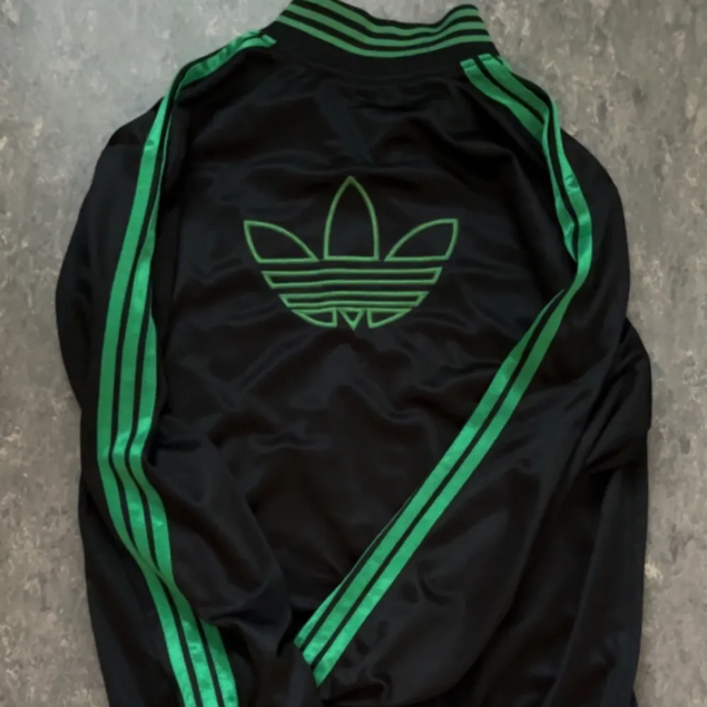 grön svart zip up tröja/ inga hål eller skada/ pris kan sänkas . Tröjor & Koftor.
