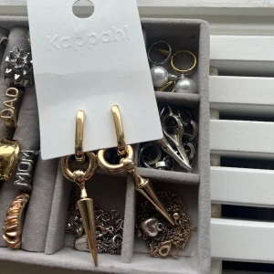 Kappahl örhägben - Säljer dessa slutsålda örhängen från Kappahl!! Helt nya🥰