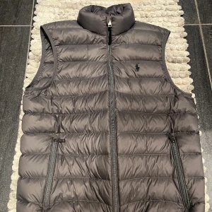 Polo Ralph Lauren Väst // Vest // Jacka - Snygg väst från Ralph Lauren i väldigt fint skick som passar perfekt nu till våren ,storlek M