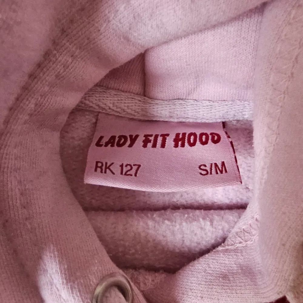 Säljer denna söta hoodie då den inte används. Pris går går att diskutera 💗. Hoodies.