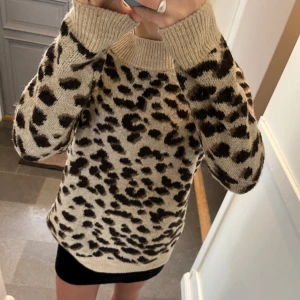 Tröja med leopardmönster  - Stickad tröja från H&M med leopardmönster. Storlek M. Fint skick. Använd gärna köp nu!