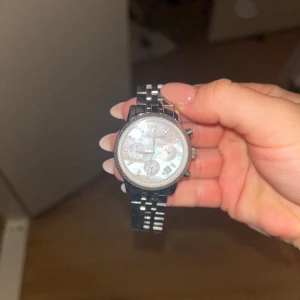 Michael kors klocka - Batteri behövs bytas .  Super fin 