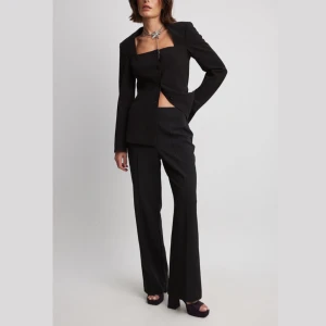 Utsvängda kostymbyxor - Byxorna är varken använda eller testade. Lappen är på och i förpackning. Jättesnygga men lite för korta för mig som är 178cm. Modellen är 174cm och bär storlek 36. Byxorna har en mellanhög midja💞 Storlek: 36 Nypris: 699kr