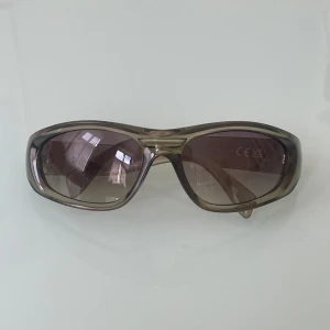 Gröna solglasögon Weekday - Snabba olivgröna solglasögon i modellen ”Trek” från Weekday. Sparsamt använda och i gott skick<33