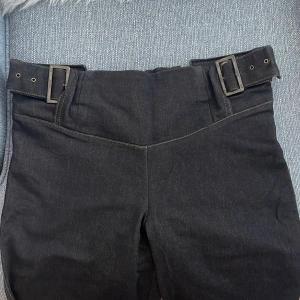 Coola jeans  - Jeans med justerbar midja. Coola jeans som är för stora för mig men riktigt snygga bootcut jeans! 