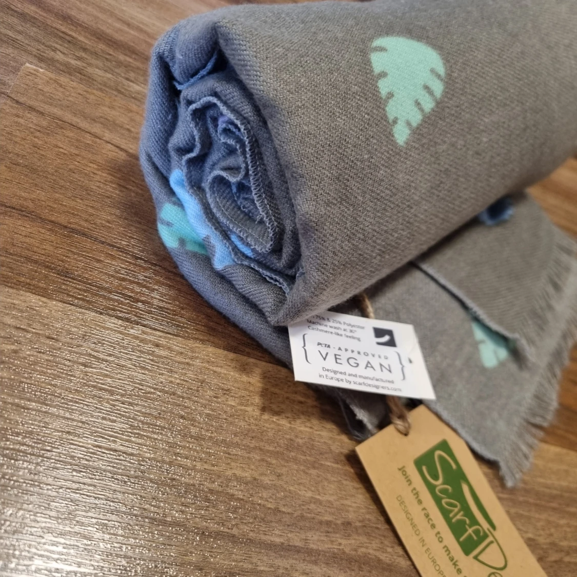 Grå halsduk med flamingomönster - 93